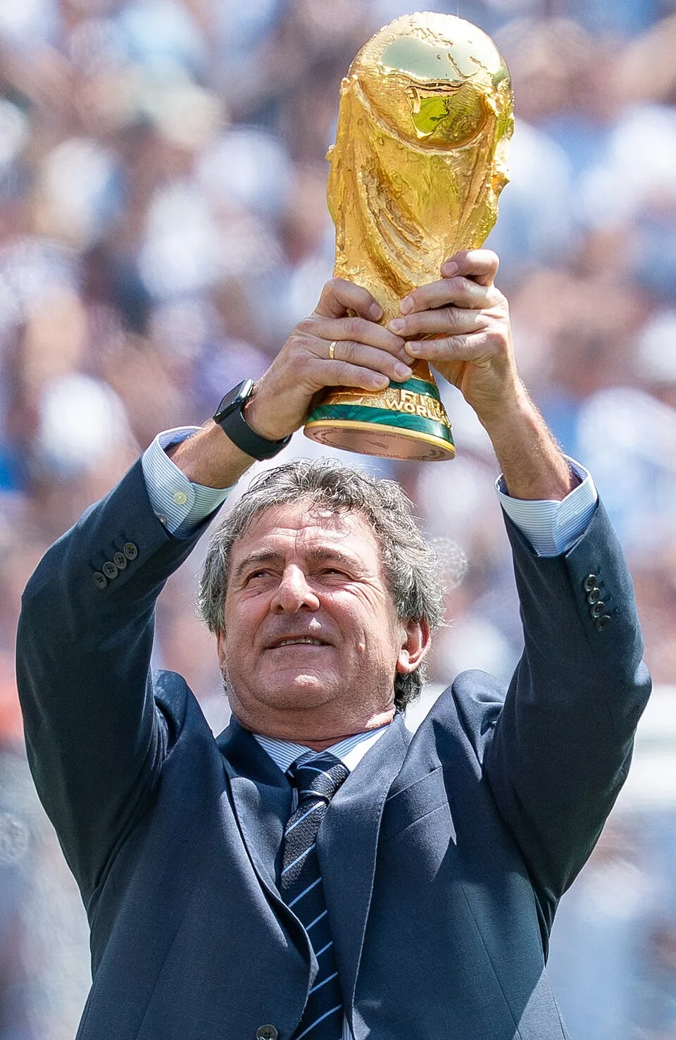 Legenda sepak bola Argentina Mario Kempes saat merayakan kemenangan Piala Dunia