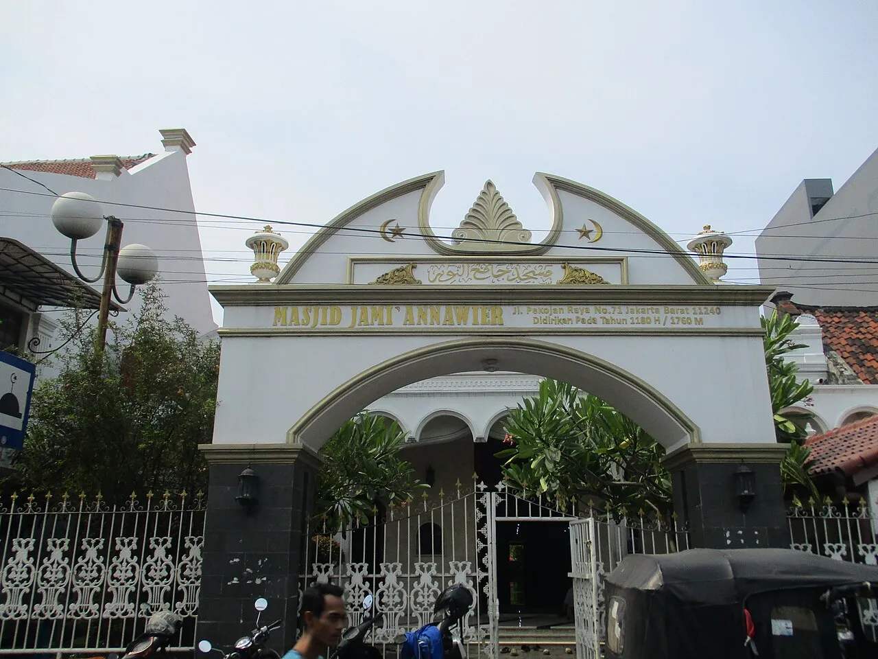 Tampak depan Masjid An-Nawier atau Masjid Pekojan yang bersejarah di Jakarta Barat