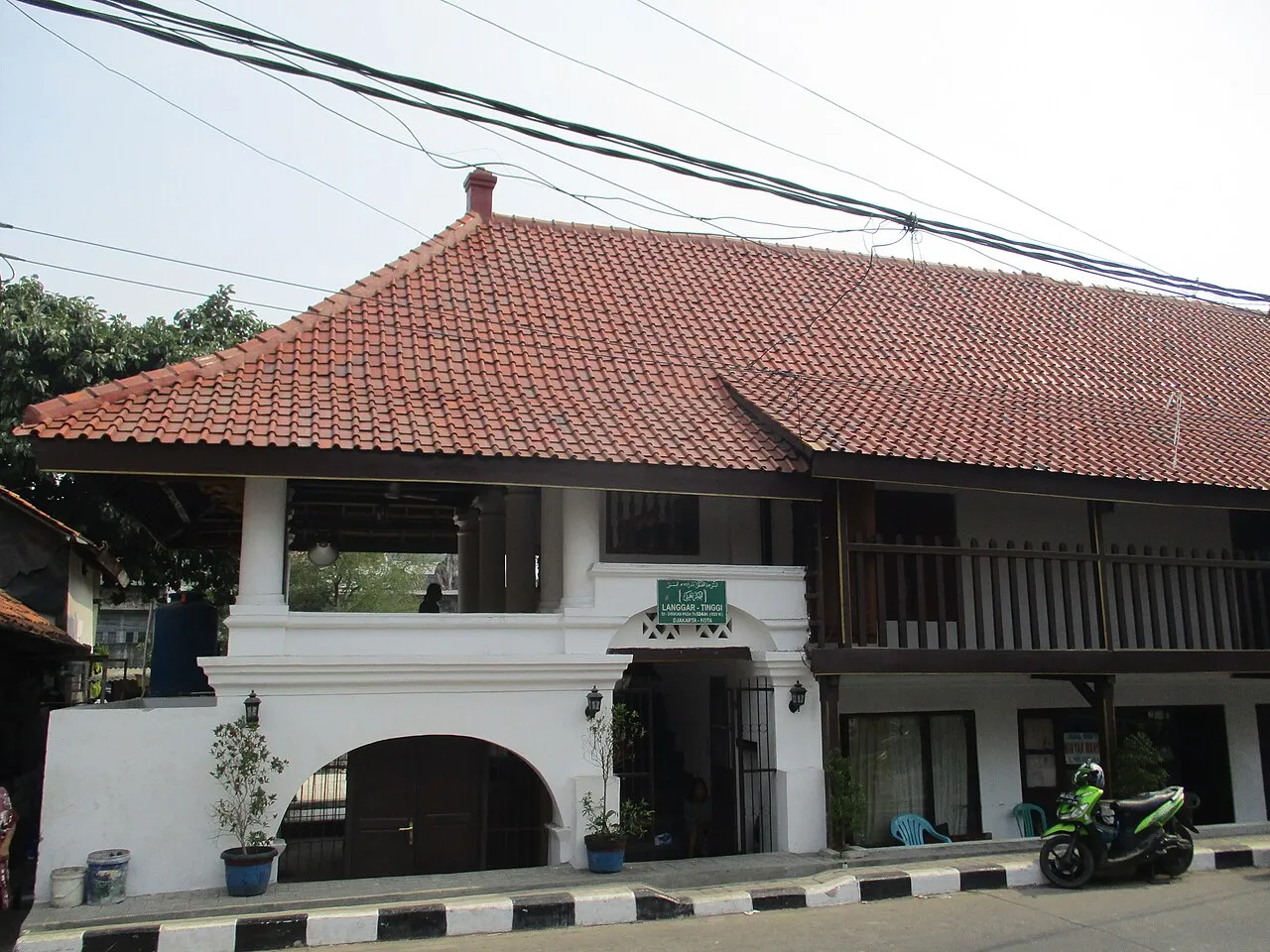 Tampak depan Masjid Langgar Tinggi di Pekojan Jakarta Barat