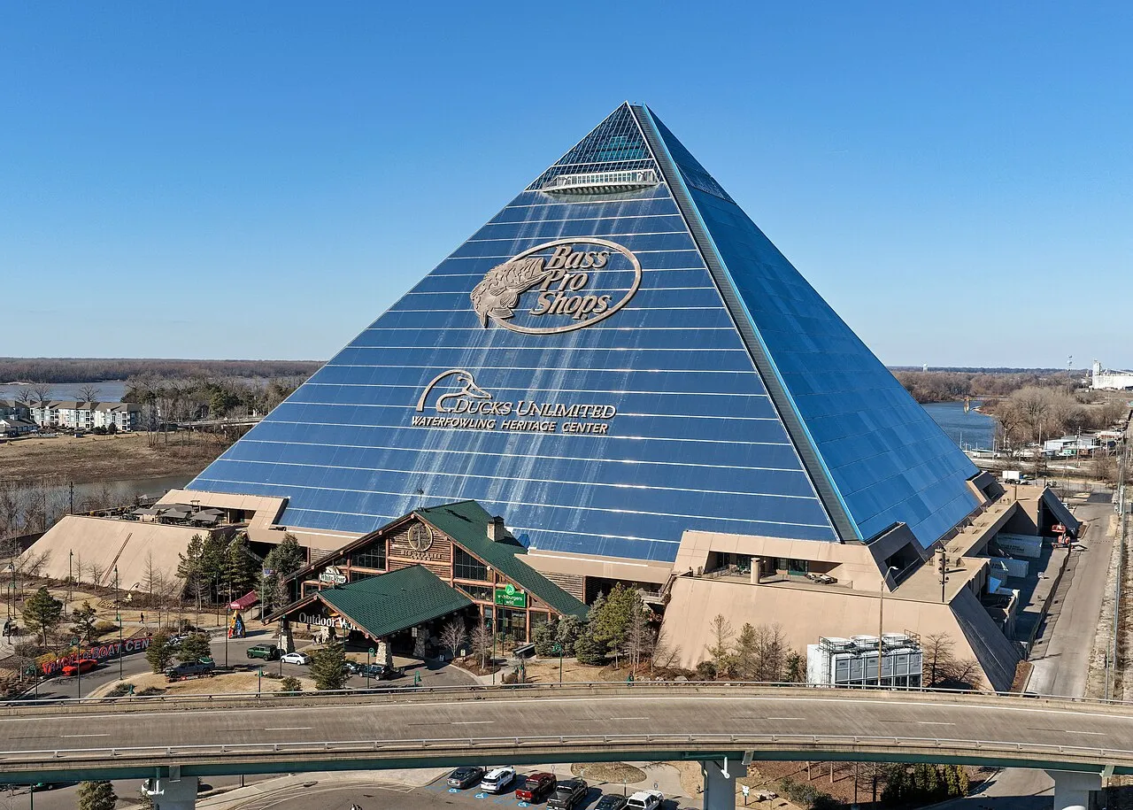Pemandangan bangunan ikonik Memphis Pyramid di tepi Sungai Mississippi