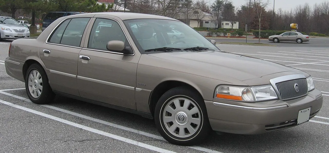 Tampilan eksterior mobil klasik sedan mewah Mercury Grand Marquis berwarna terang