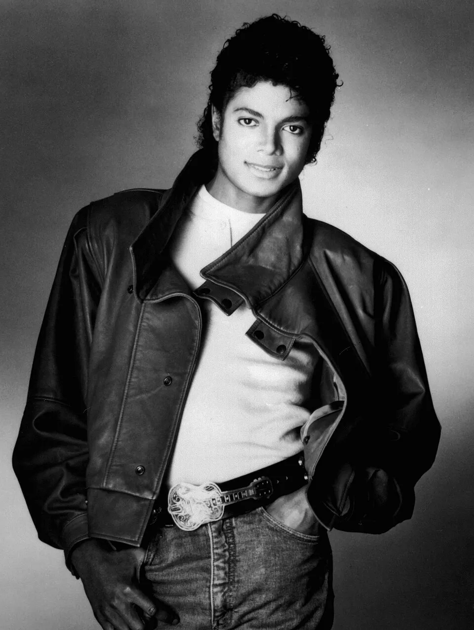 Michael Jackson saat tampil di atas panggung dalam sebuah konser ikonik