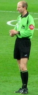 Mantan wasit Premier League Mike Riley saat memimpin pertandingan sepak bola