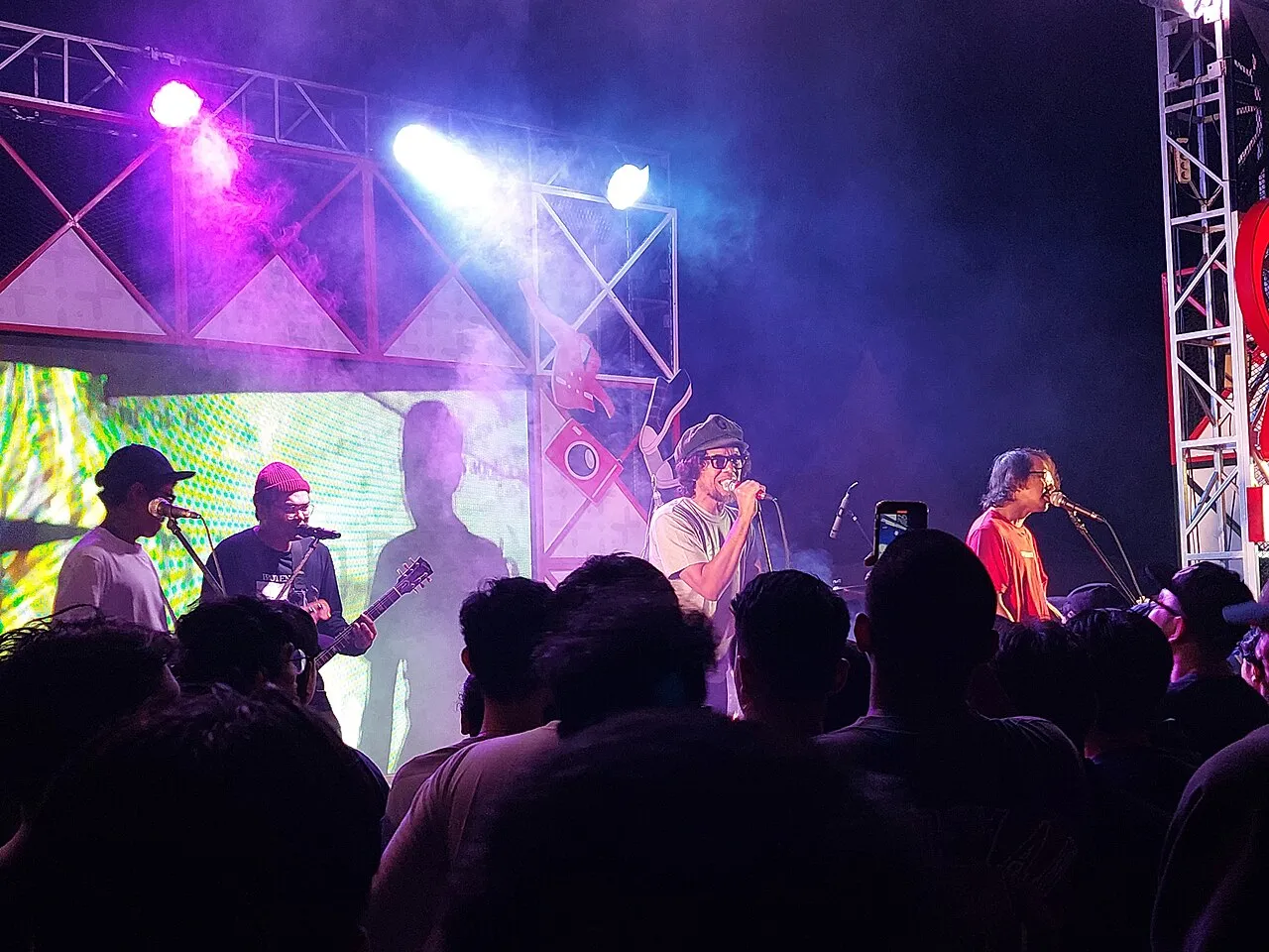 Grup musik rock alternatif Morfem saat tampil di atas panggung
