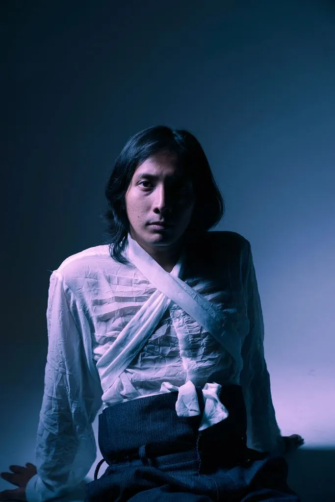 Musisi folk Indonesia Oscar Lolang saat tampil di panggung musik