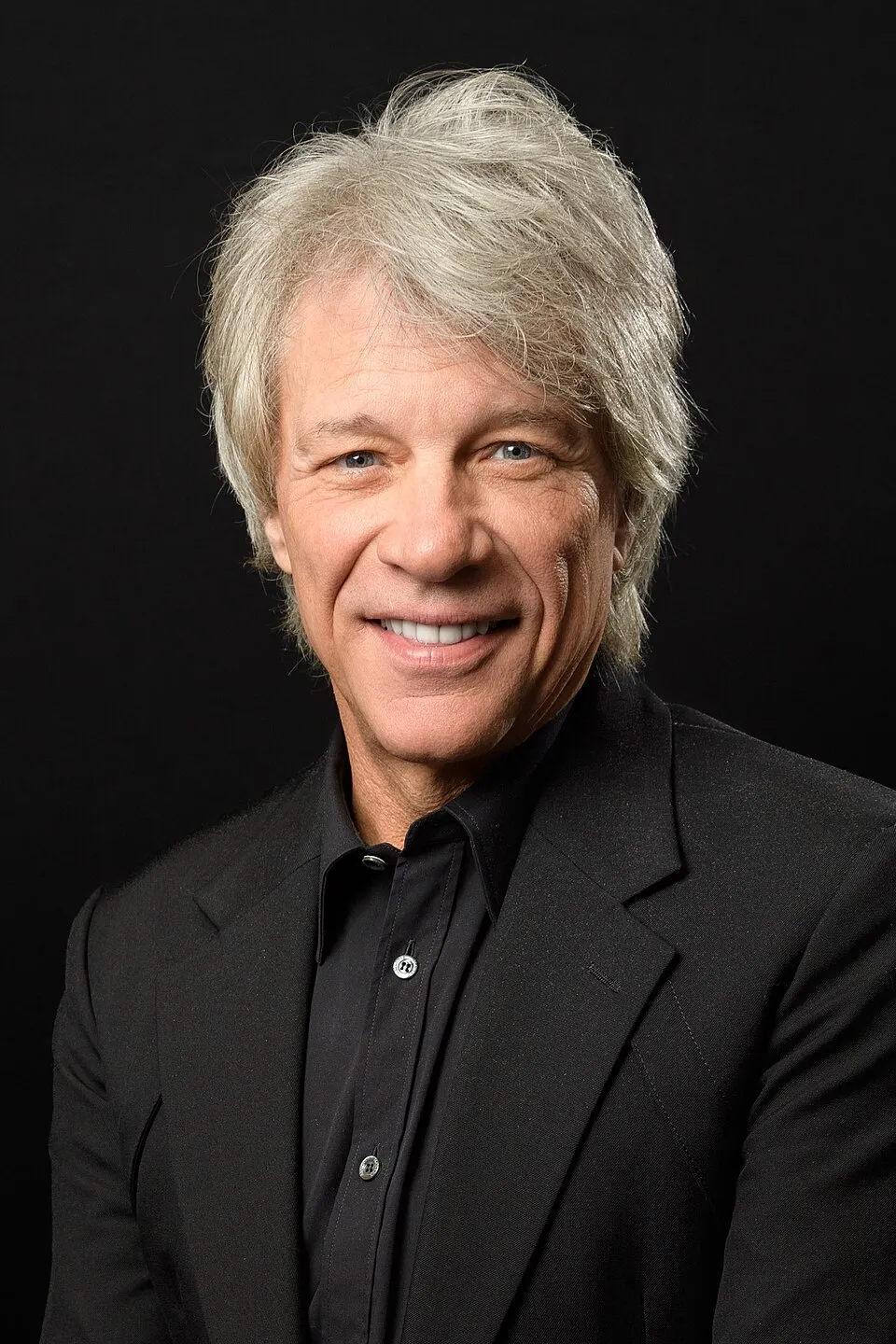 Profil musisi legendaris Jon Bon Jovi saat tampil di panggung konser