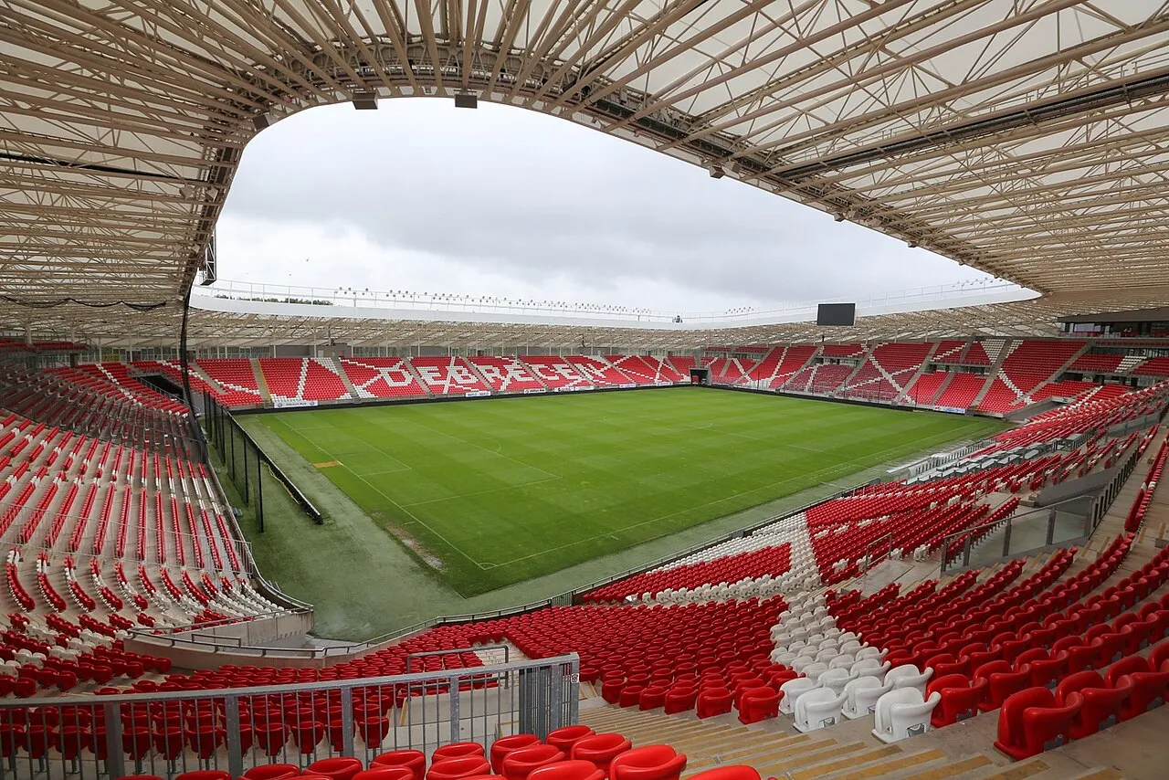 Tampak depan Nagyerdei Stadion di Debrecen, Hongaria