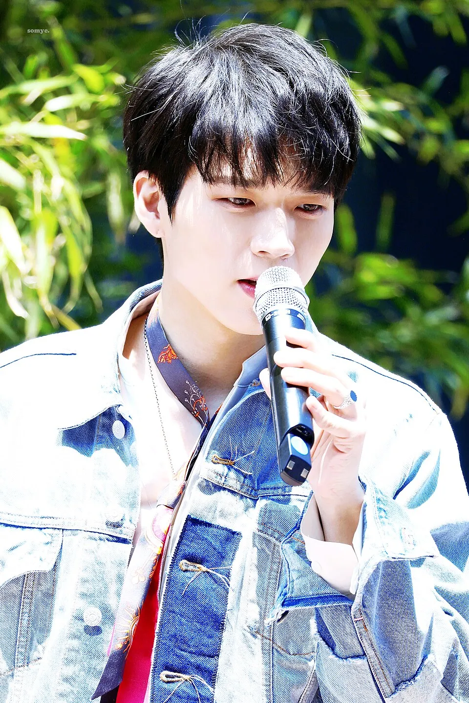 Penyanyi sekaligus aktor Korea Selatan Nam Woo-hyun dalam sebuah acara musik