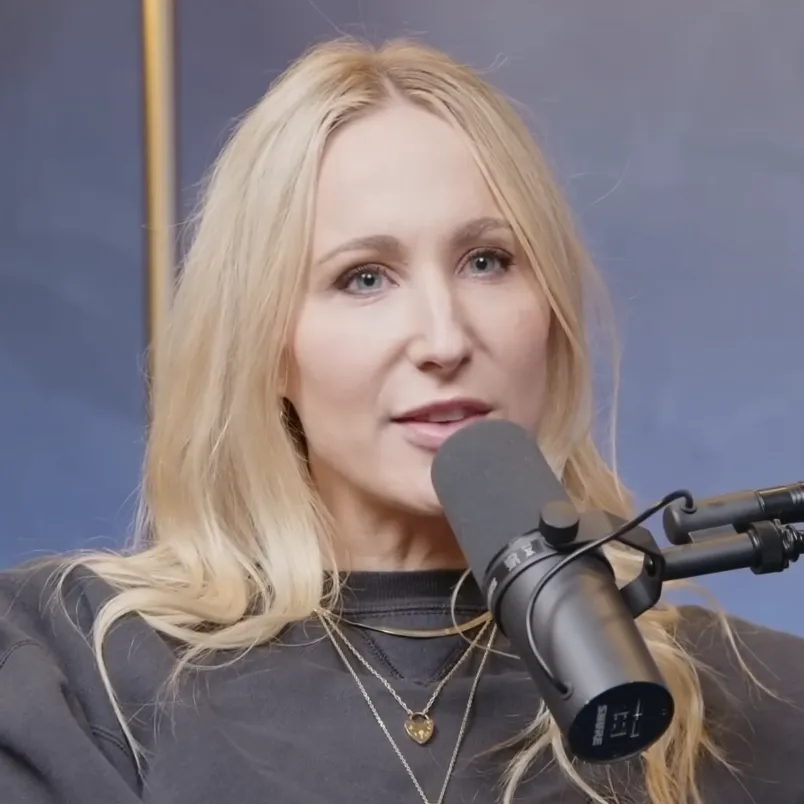 Profil Nikki Glaser komika Amerika Serikat pemandu Golden Globe Awards