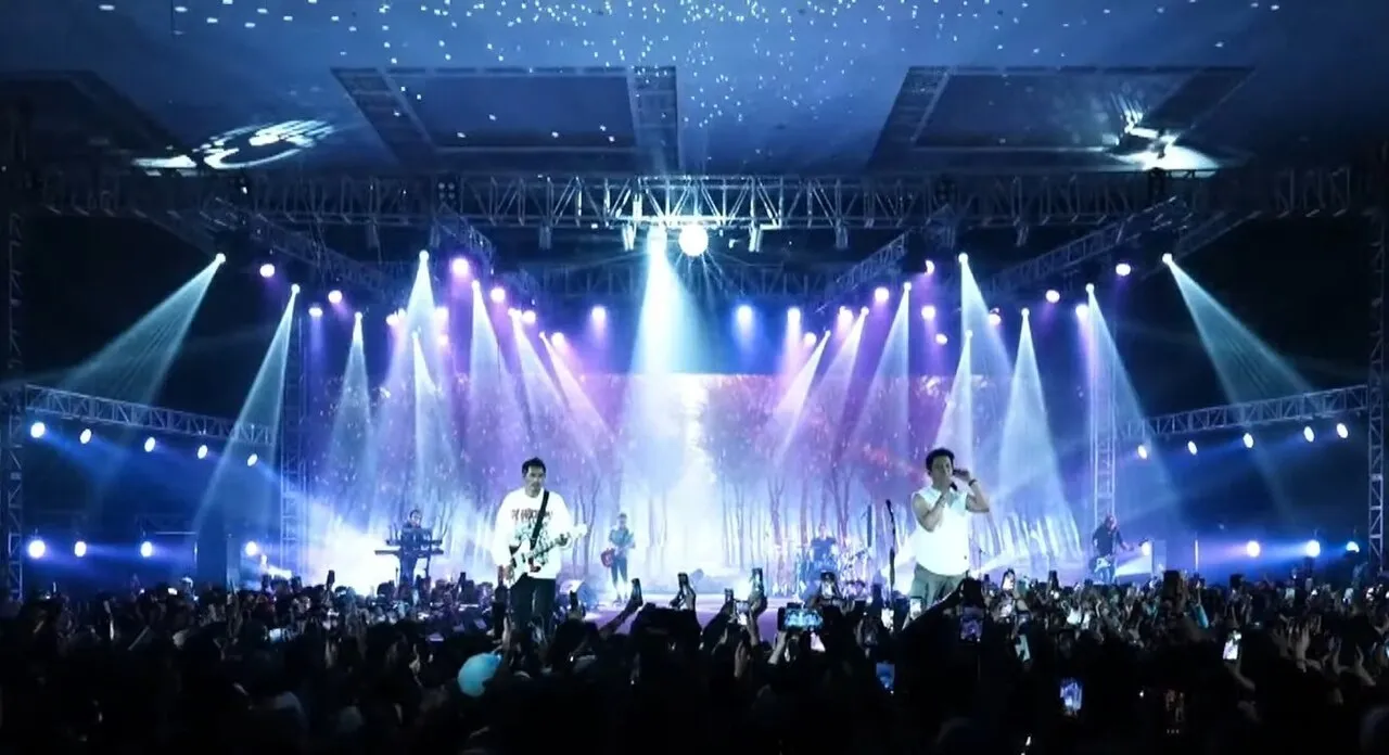 Grup musik Noah saat tampil di atas panggung konser musik