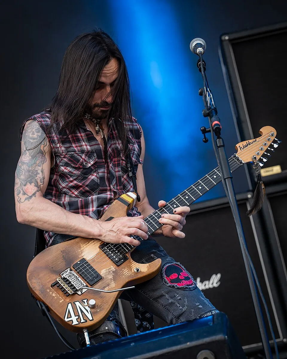 Nuno Bettencourt gitaris band Extreme saat beraksi di atas panggung musik
