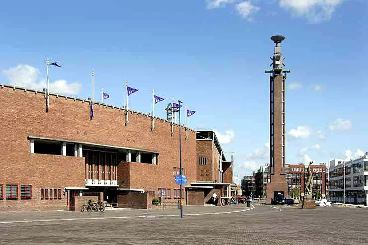 Olympic Stadium Amsterdam tampak dari luar dengan arsitektur khas