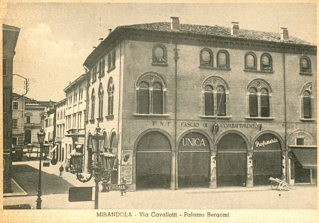 Tampak depan Palazzo Bergomi di Mirandola dengan arsitektur Renaisans