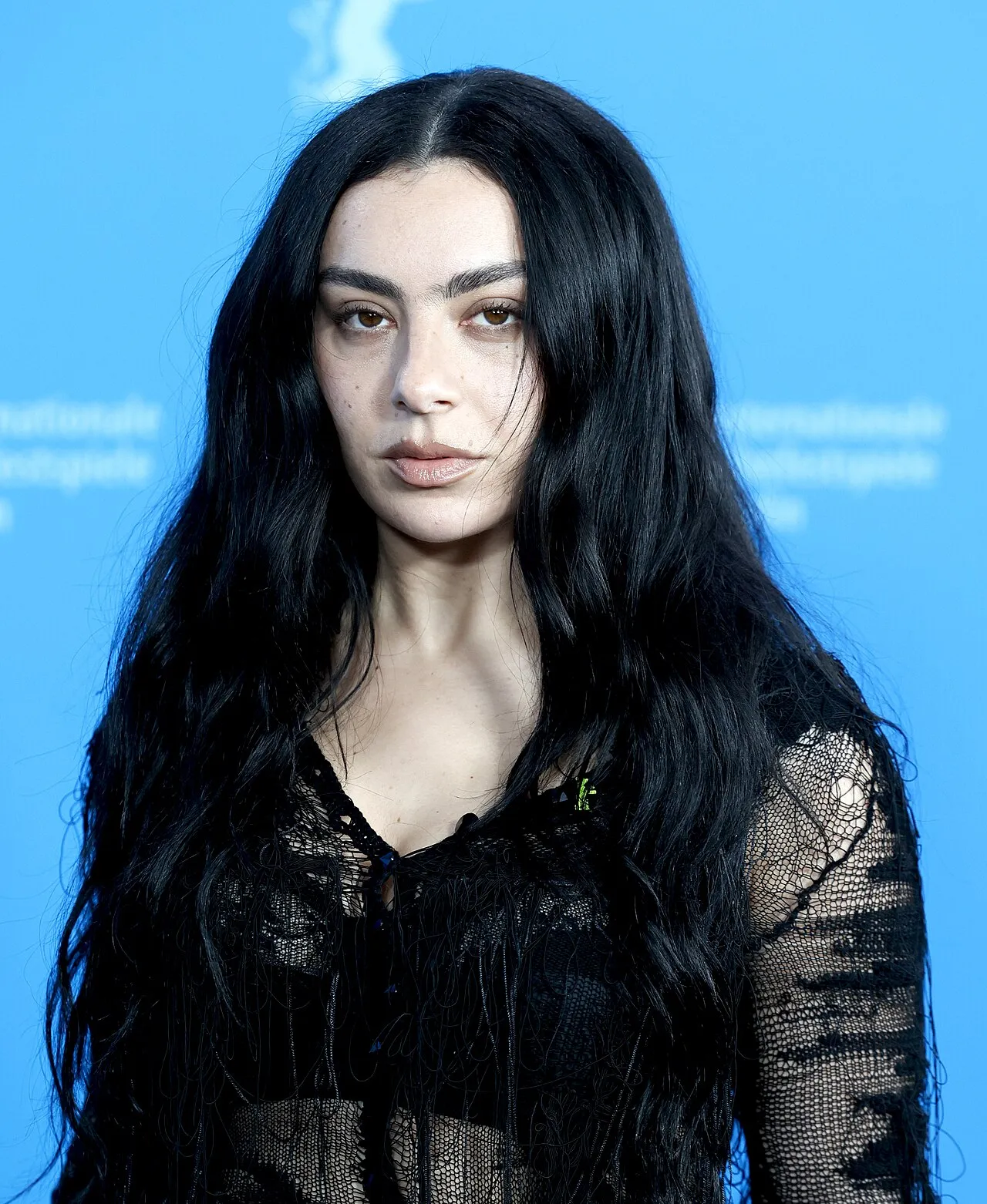 Ilustrasi profil penyanyi pop global Charli XCX