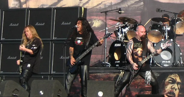Ilustrasi penampilan band thrash metal legendaris Slayer di atas panggung