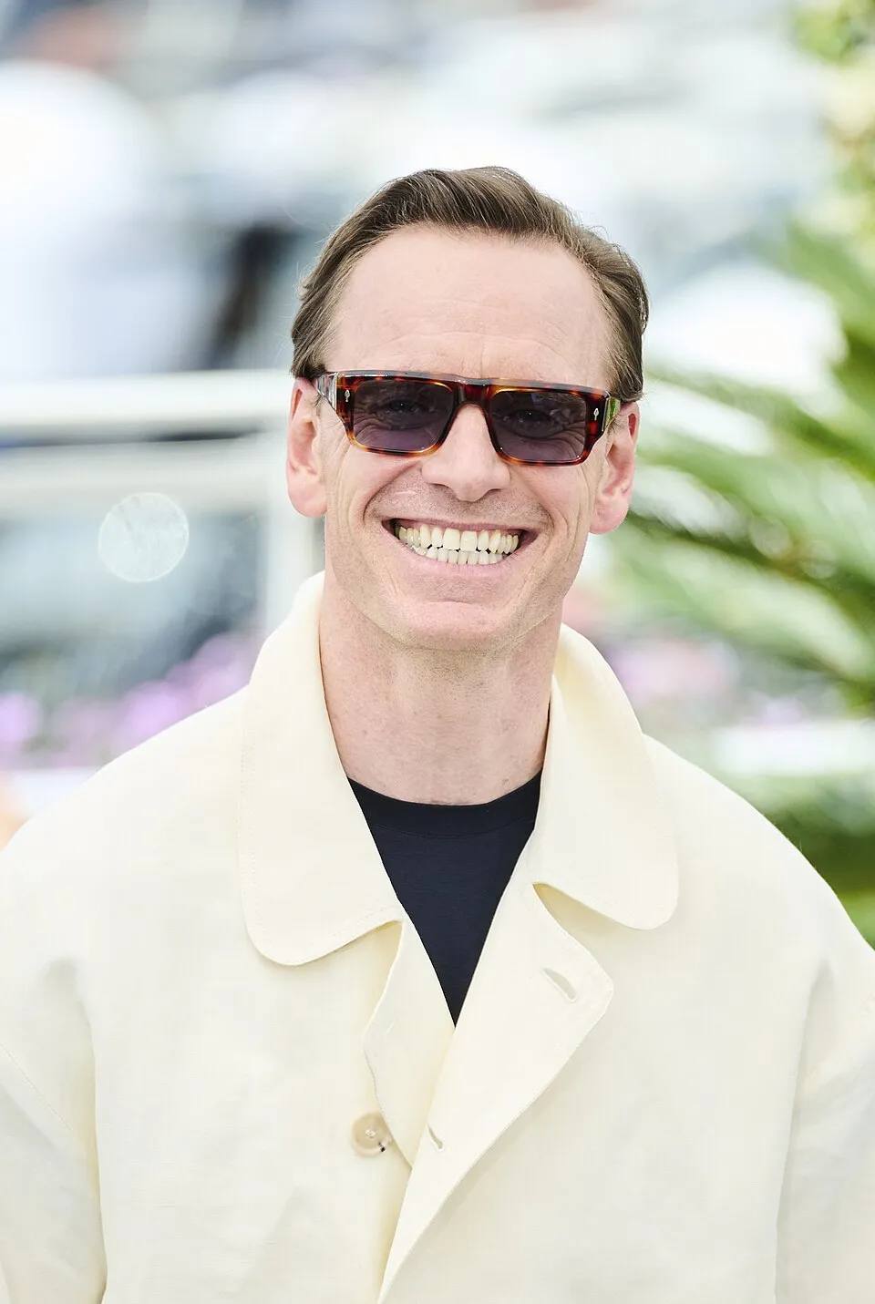 Aktor multitalenta Hollywood Michael Fassbender dalam balutan busana formal