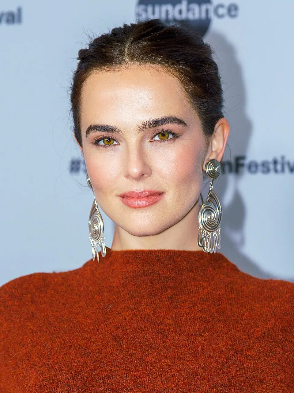 Potret aktris Hollywood Zoey Deutch dalam sebuah acara penghargaan film
