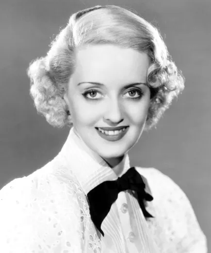 Aktris legendaris peraih Academy Award Bette Davis semasa aktif di industri perfilman Hollywood.