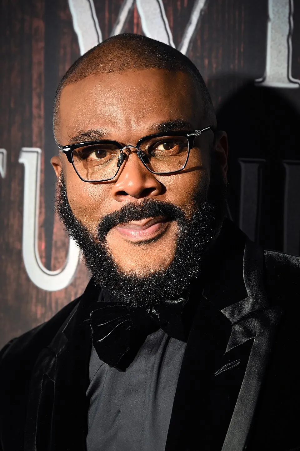 Tyler Perry di atas karpet merah menghadiri acara penghargaan bergengsi Hollywood