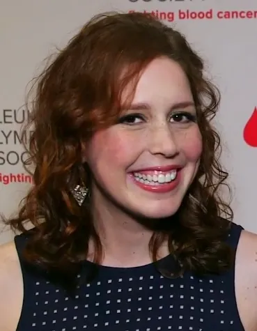 Vanessa Bayer tersenyum saat menghadiri acara publik di Amerika Serikat