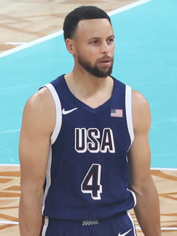 Stephen Curry melakukan selebrasi setelah mencetak poin untuk Golden State Warriors