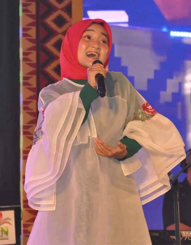 Penyanyi Fatin Shidqia tampil di atas panggung membawakan lagu hits