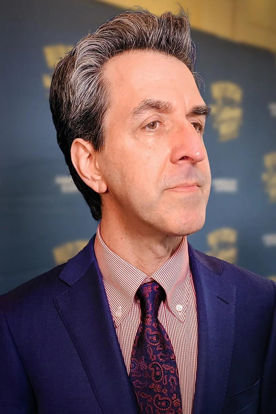 Komposer teater musikal Jason Robert Brown saat tampil bermain piano