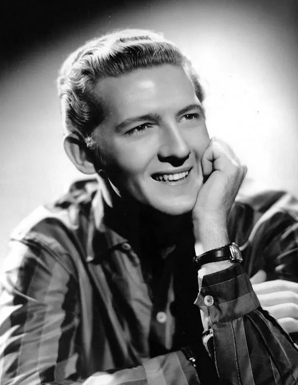 Musisi legendaris Jerry Lee Lewis saat tampil memainkan piano di atas panggung