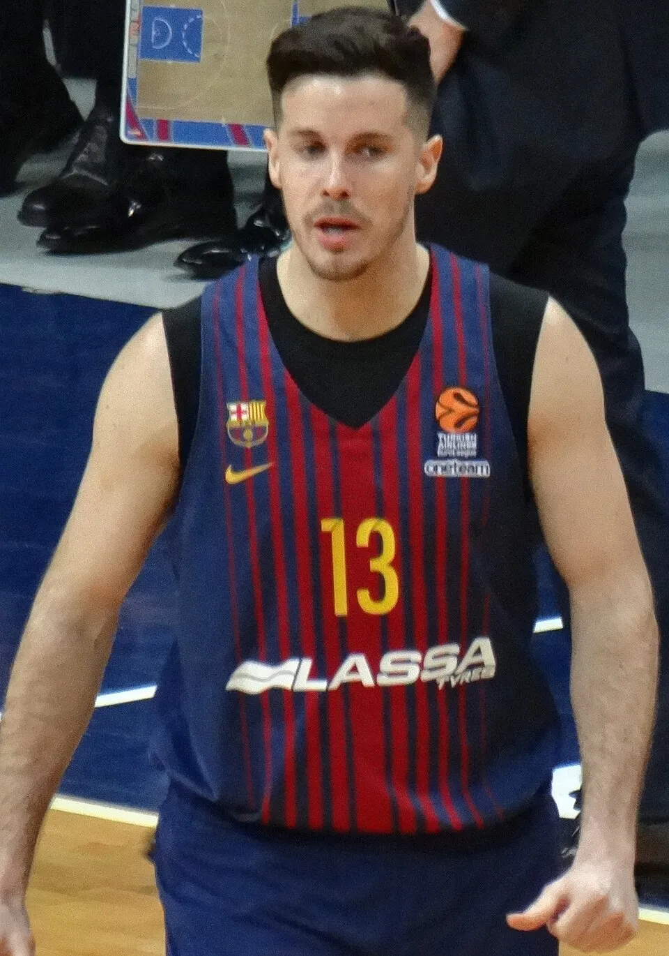 Pebasket profesional Thomas Heurtel saat bertanding di lapangan
