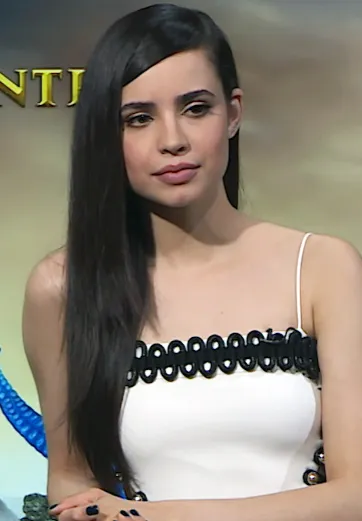 Aktris dan penyanyi Sofia Carson dalam balutan busana elegan di acara publik