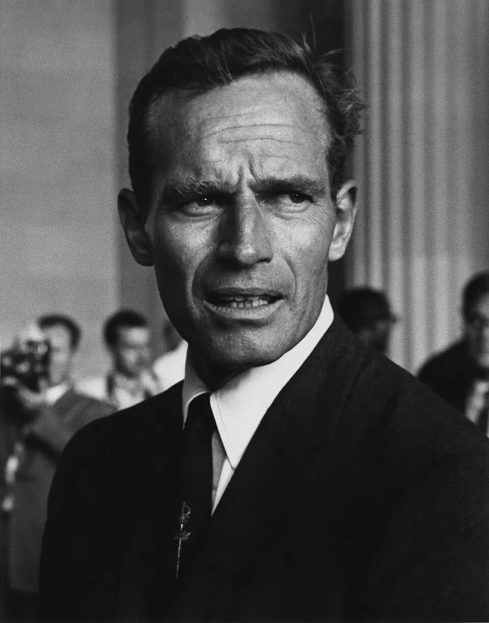 Aktor legendaris Hollywood Charlton Heston dalam sebuah acara publik