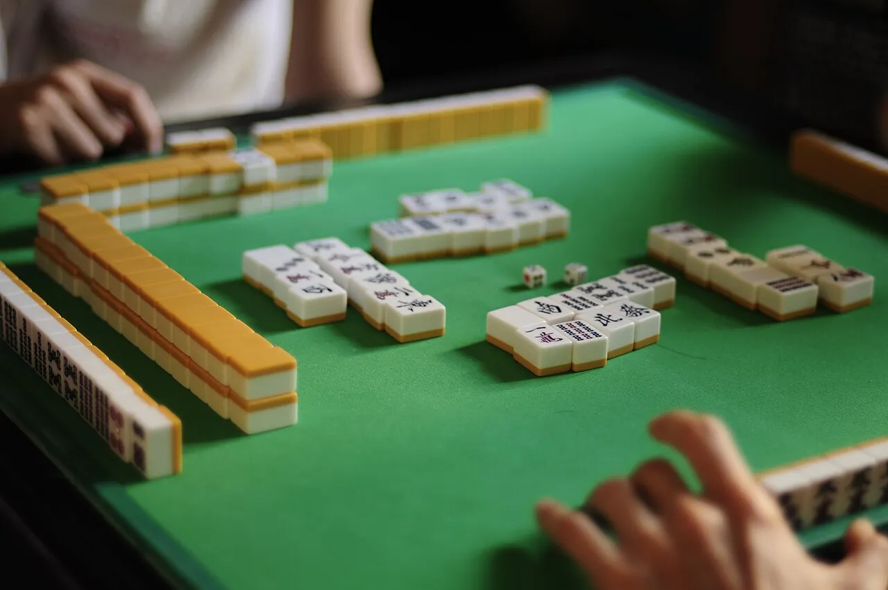 Mahjong, permainan ubin tradisional asal Tiongkok yang dimainkan secara global
