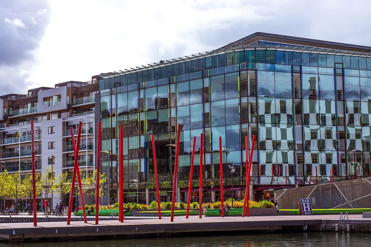Gedung kantor pusat Accenture di Dublin Irlandia