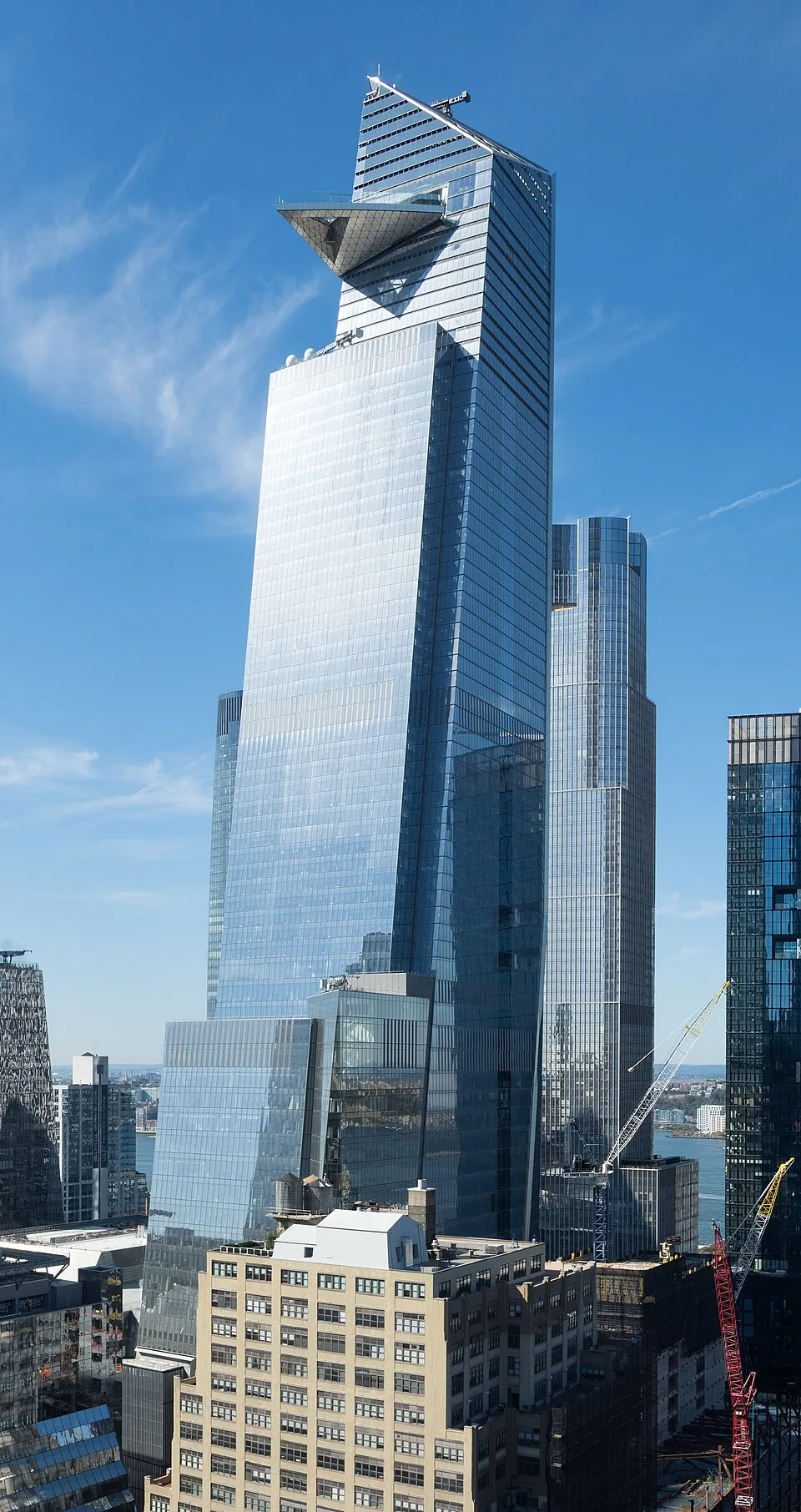 Gedung perkantoran dan logo perusahaan investasi global KKR and Co