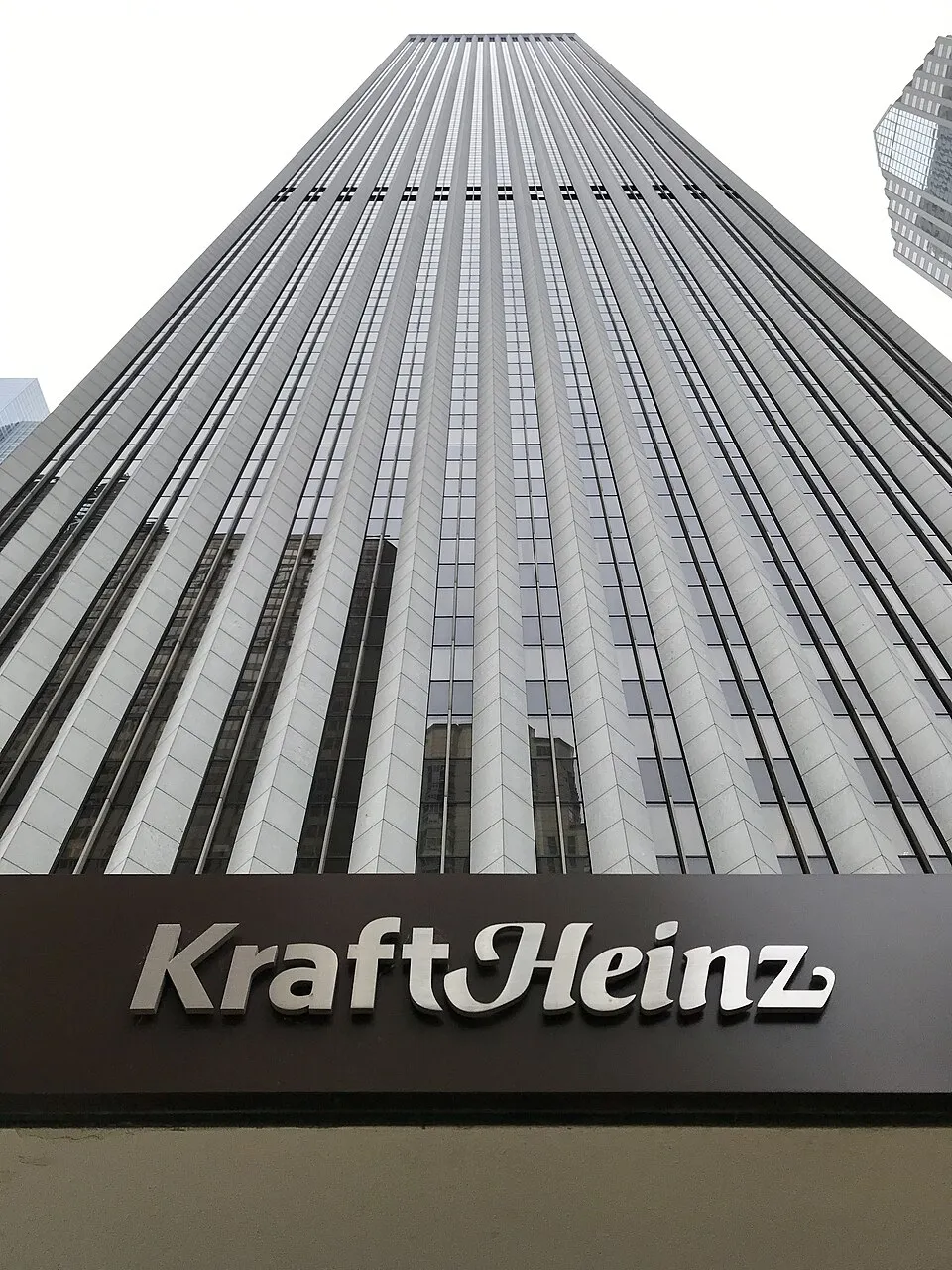 Gedung kantor dan logo perusahaan multinasional makanan Kraft Heinz