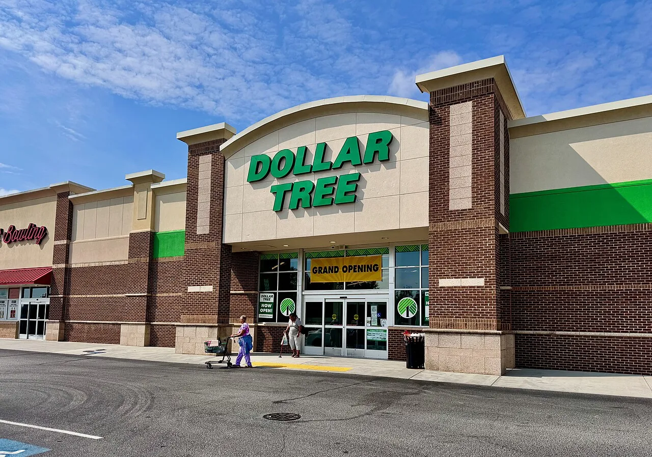Gedung pusat operasional dan gerai Dollar Tree di Chesapeake Virginia