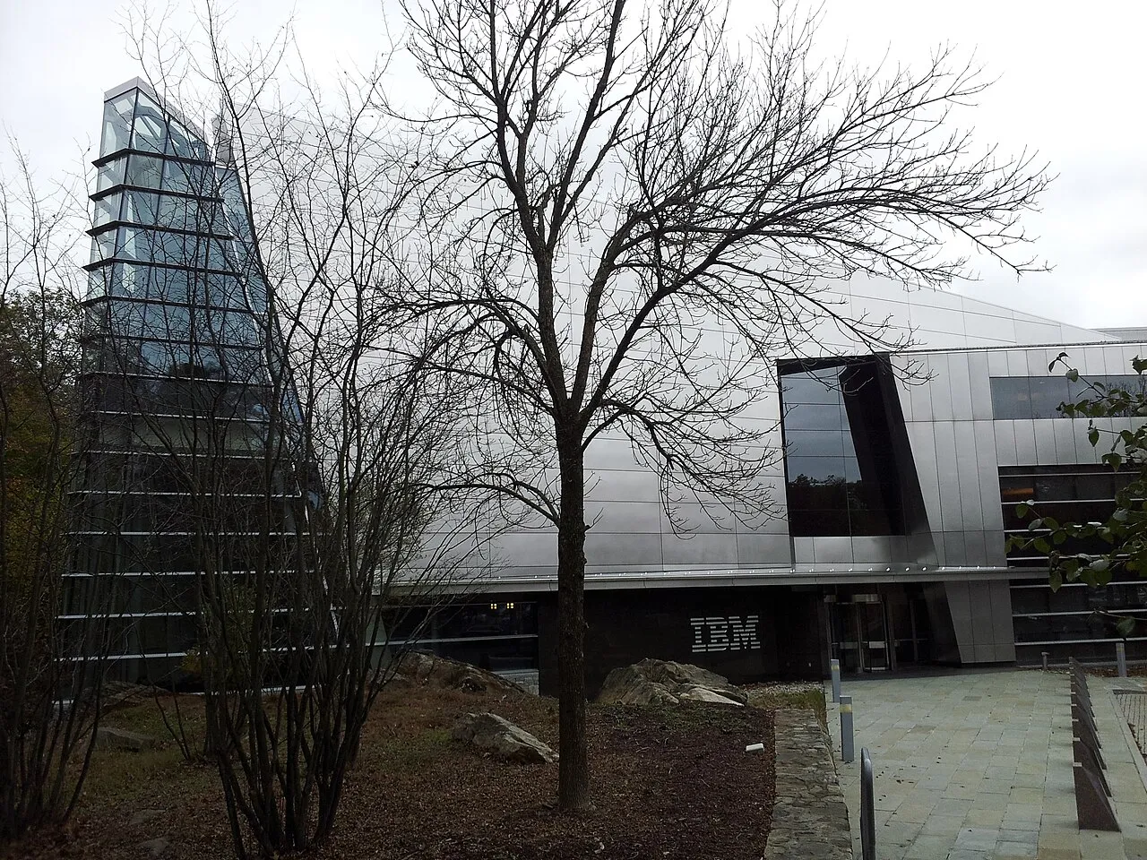 Gedung perkantoran dan logo perusahaan teknologi global IBM