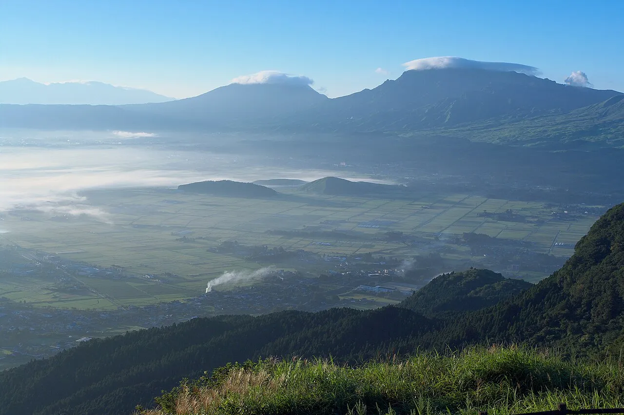 Pemandangan Gunung Aso dan maskot Kumamon di Prefektur Kumamoto