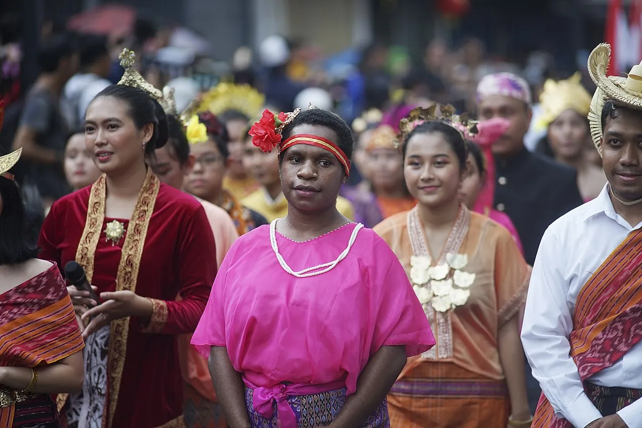 Ilustrasi keragaman suku bangsa dan budaya Pribumi Nusantara di Indonesia