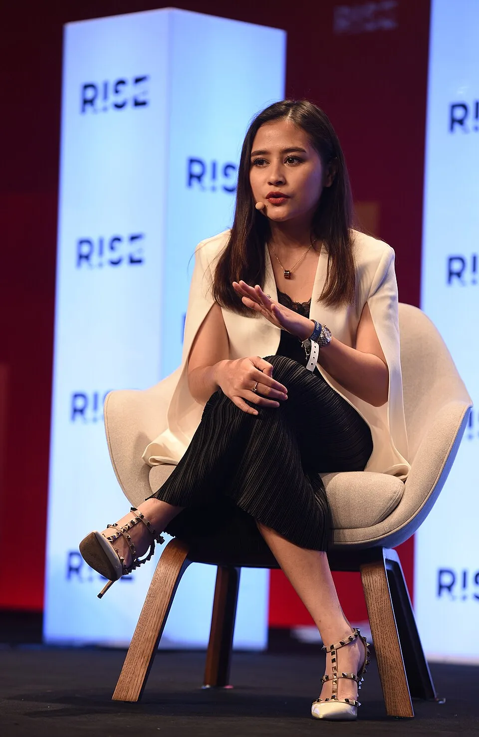 Aktris multitalenta Prilly Latuconsina saat menghadiri ajang penghargaan bergengsi