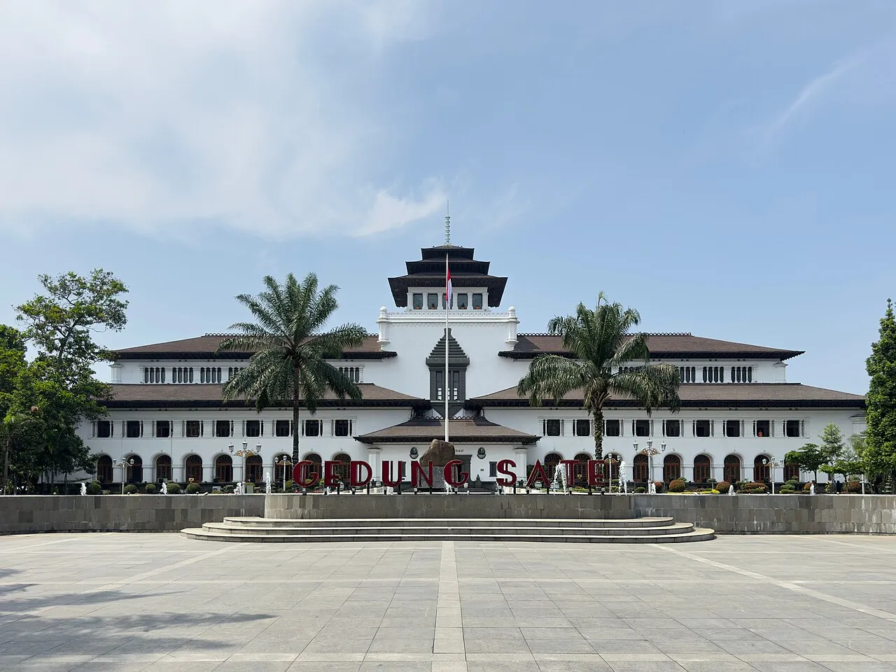 Gedung Sate dan pemandangan Kota Bandung sebagai ibu kota Provinsi Jawa Barat