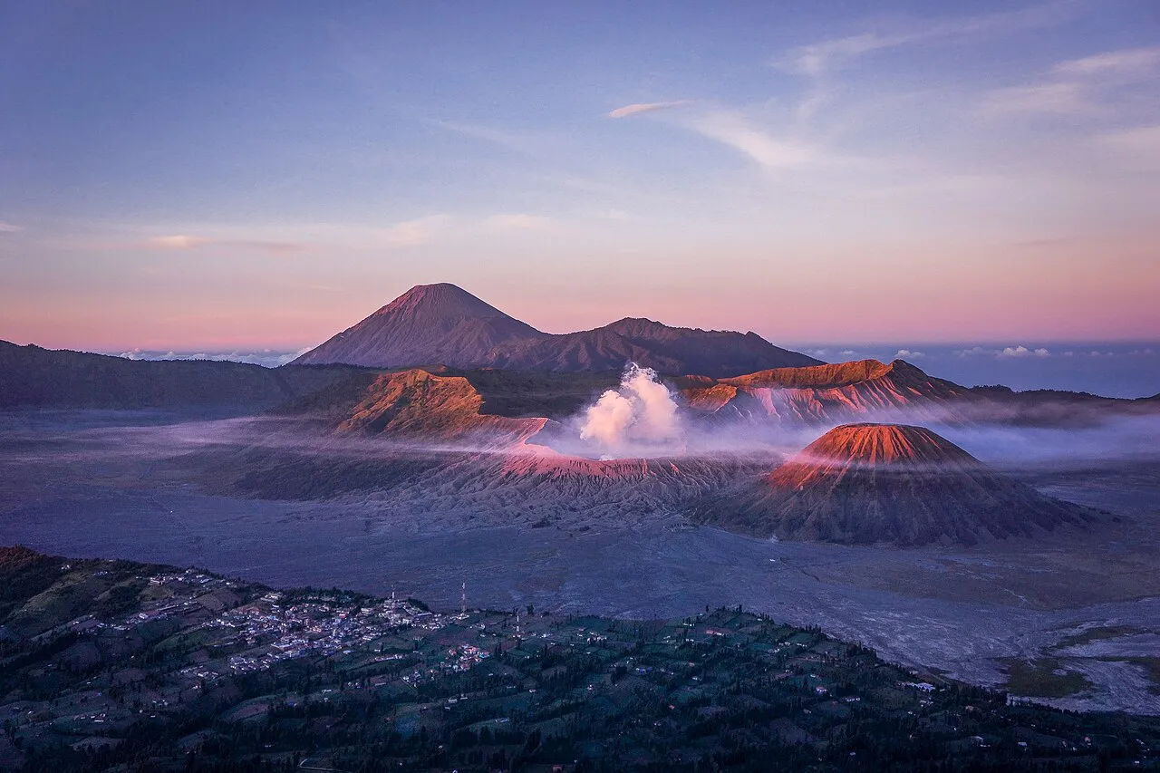 Pemandangan Kota Surabaya dan lanskap Provinsi Jawa Timur