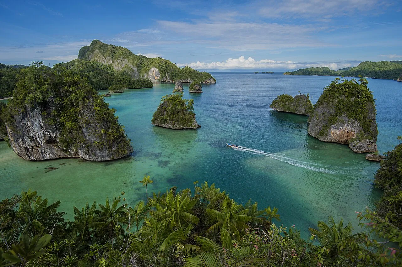 Pemandangan alam dan peta wilayah Provinsi Papua Barat di Indonesia