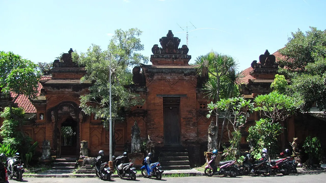 Pintu gerbang dan arsitektur khas Puri Agung Pemecutan di Kota Denpasar