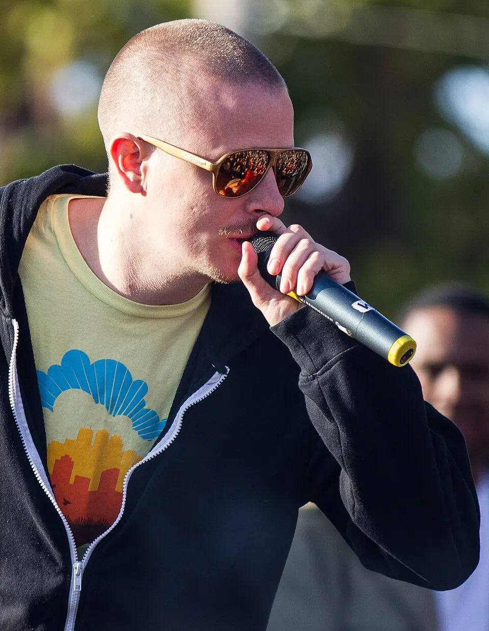 Rapper Prof tampil energik di atas panggung dalam balutan gaya khas Minneapolis