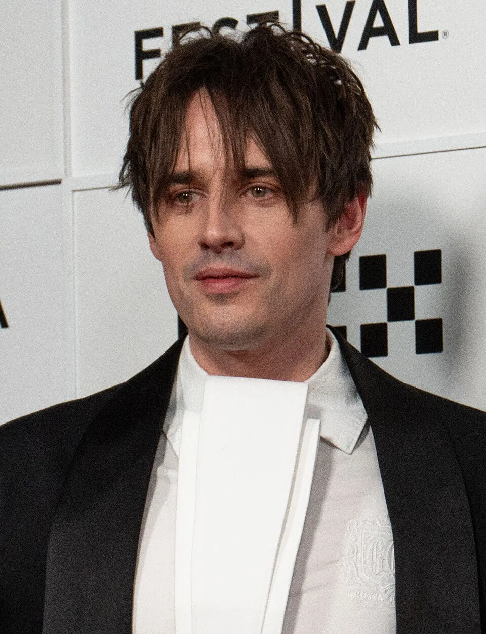 Aktor dan musisi asal Amerika Serikat Reeve Carney saat tampil di panggung