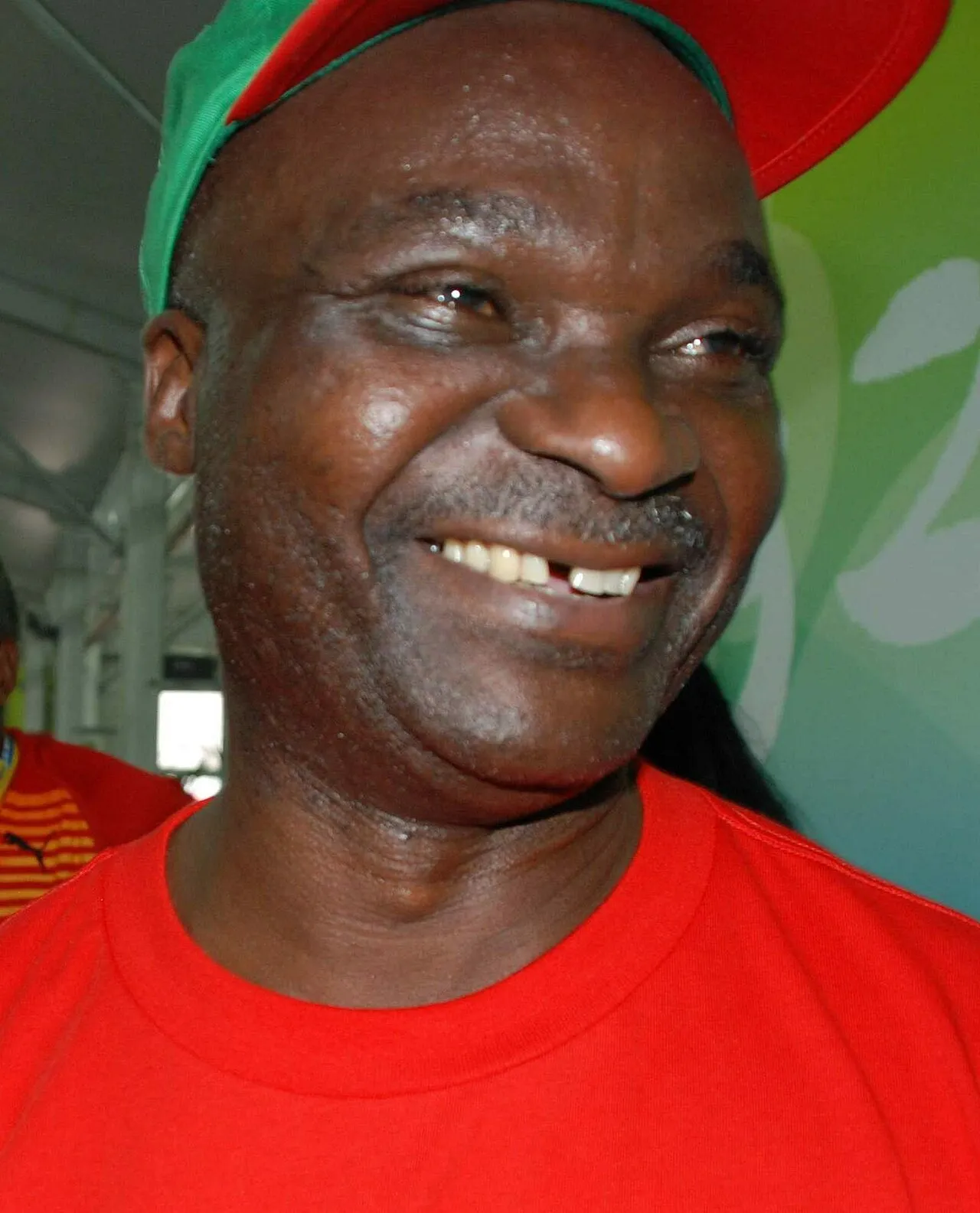 Legenda sepak bola Kamerun Roger Milla merayakan gol di Piala Dunia