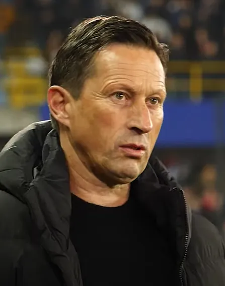 Pelatih sepak bola profesional Roger Schmidt di pinggir lapangan
