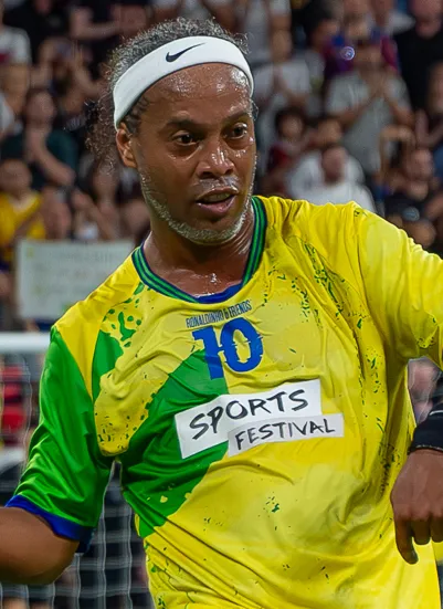 Pemain legenda sepak bola Brasil Ronaldinho di lapangan hijau