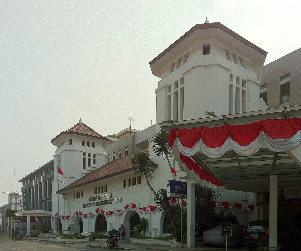 Gedung utama RSCM di Jakarta Pusat